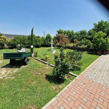 Casale Bianco Al Casello Dell' Autostrada Homestay